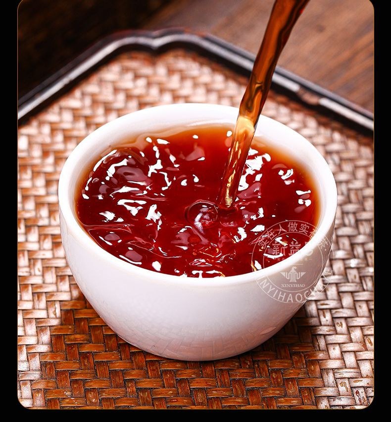 紅濃透亮的茶湯傾注實拍